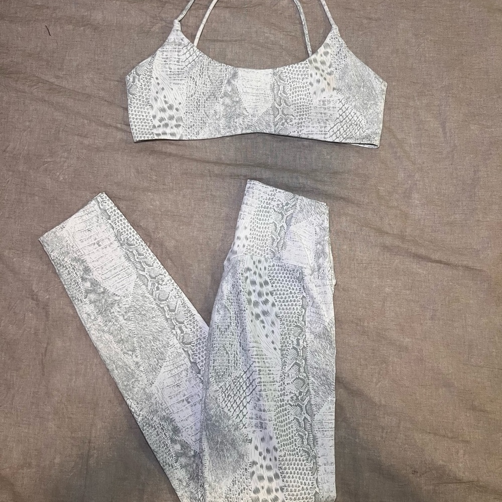LYCIT Snakeskin Print Sports Bra and Leggings Set